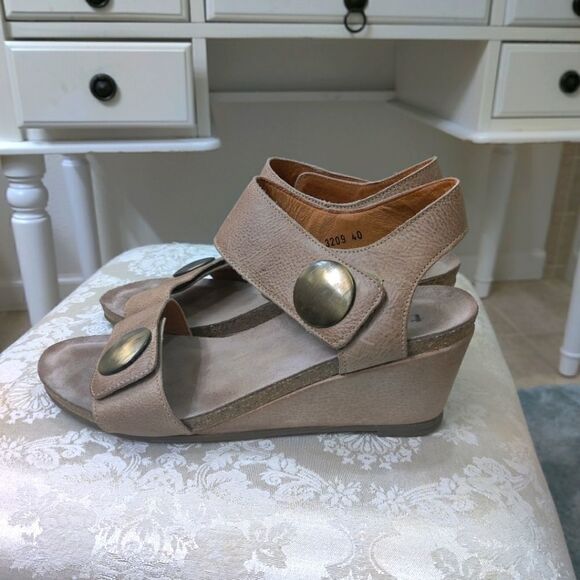 Taos carousel 2 wedge button sandals size 40 nwob - Picture 2 of 6